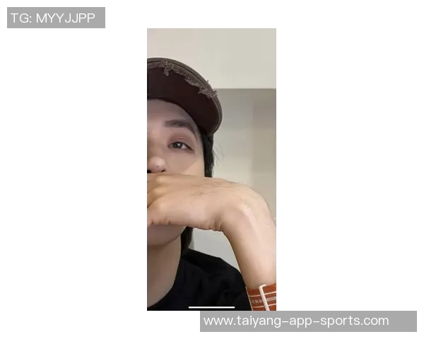 米切尔赛后失落情绪明显罕见不接受采访专注手机发呆状态引发关注